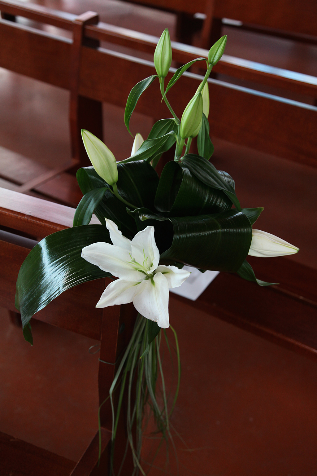 décoration florale banc église