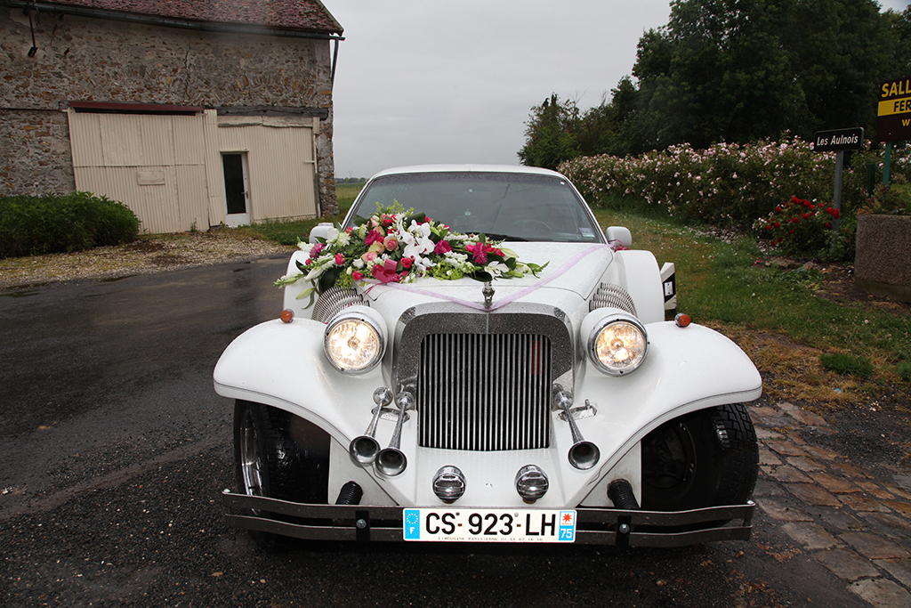 vue face voiture mariés