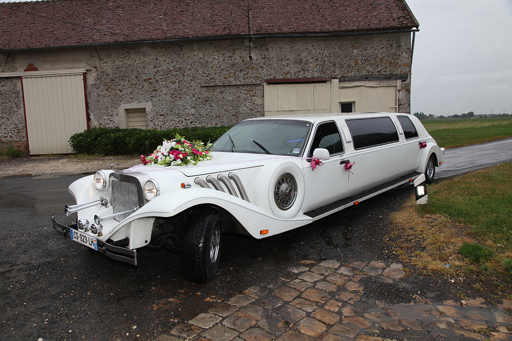 vue ensemble limousine mariés