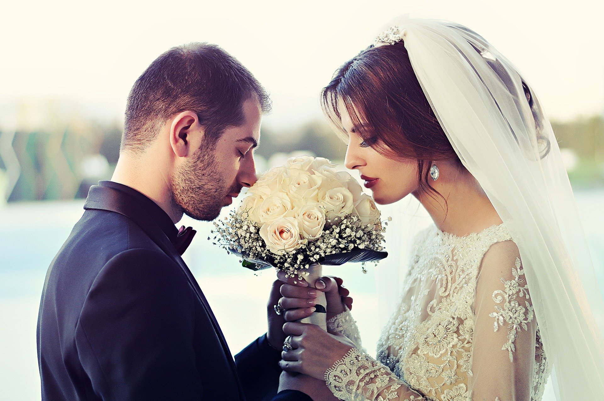 Mariés sentant le bouquet